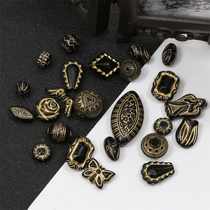 Vintage Acrylperlen in Schwarz und Gold mit Rosen- und Herzmustern für DIY Schmuckdesign