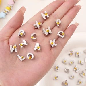 Zilveren legering letterkralen met gouden hartjes voor het maken van DIY-sieraden