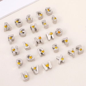 26 zilveren alfabet bedeltjes met gele hartjes voor DIY sieraden maken
