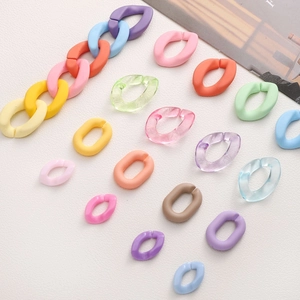 Detailopname van kleurrijke acryl kettingstuks in effen en transparant voor DIY-sieraden maken
