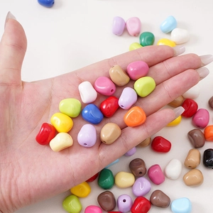 Perle irregolari in acrilico colorato per collane fai da te e creazione di gioielli