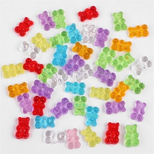 Dettaglio di perline colorate traslucide a forma di orsetto in acrilico per gioielli