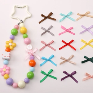 Detaillierte Palette bunter Mini-Polyester-Schleifen für DIY-Haarschmuck und Handwerk