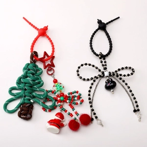 Handgefertigte Schlüsselanhänger mit Silikonperlen, Weihnachtsbaum und schwarzer Katze