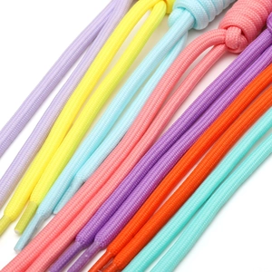 Vue détaillée des cordons en polyester tressé multicolores avec embouts pour projets DIY
