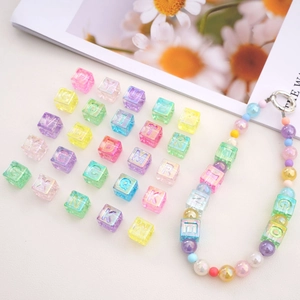 Détail de perles de lettres en acrylique coloré de 12 mm pour bijoux et lanières DIY