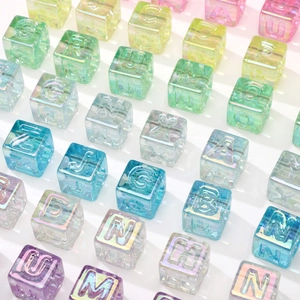 Détail macro de perles alphabet en acrylique aurora 12mm pour bijoux DIY