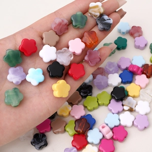 Gekleurde acryl bloemkralen in de hand voor DIY-sieraden maken en halskettingen