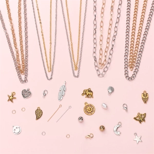 Vista plana de diversos dijes, cadenas y eslabones para joyería DIY en un set de 15 rejillas