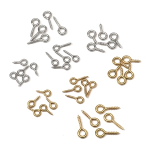 Vis à œillet en acier inoxydable doré et argenté pour bijoux DIY sur fond blanc