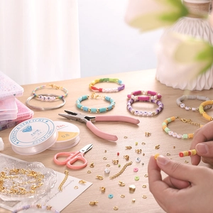 Detail van DIY-sieradenpakket met kleurrijke kleikralen en creatieve handgereedschappen