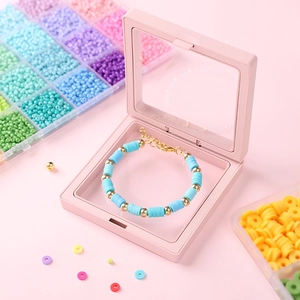 Roze zwevende displaydoos met hemelsblauwe polymeerklei kralenarmband voor sieraden