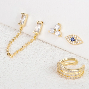Makroansicht von vergoldeten Evil Eye Ohrringen mit Zirkonia und Ohrmanschette