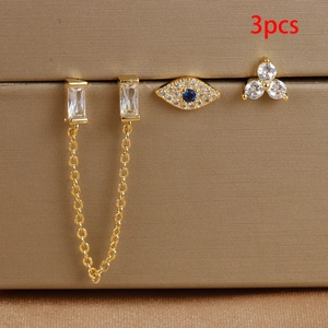 Makro-Detail von 3-teiligem Evil Eye Ohrring-Set mit blauem Zirkon und goldenen Ketten