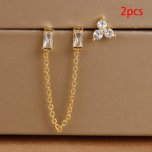 Detail eines 2er-Sets goldener Evil-Eye-Ohrringe mit Quastenketten und Zirkonia-Clustern