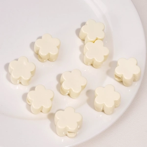 Set de nueve cuentas de acrílico en forma de flor crema para joyería DIY y llaveros