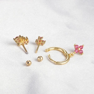 Dettaglio degli orecchini in argento S925 dorato con pendenti a fiori rosa