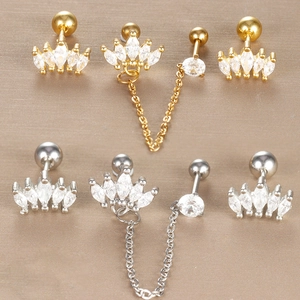 Detailansicht der Kronen-Ohrstecker mit Marquise-Zirkonia und feinen Metallketten