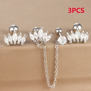Makro-Detail des 3-teiligen silbernen Ohrring-Sets mit Marquise-Diamanten und Kettchen