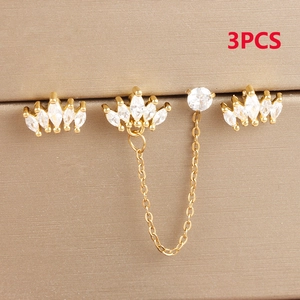 Makroaufnahme von 3er-Set Goldohrringen mit Marquise-Diamanten und eleganten Ketten