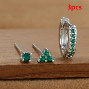 Detalle del juego de 3 pendientes de plata con piedras preciosas de color verde