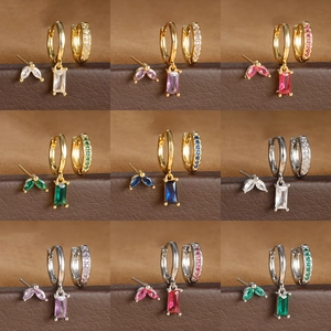 Set de pendientes de latón bañado en oro con circonitas de colores rectangulares y hojas