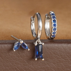 Vista macro de pendientes de plata con circonitas azul profundo de corte recto y marquesa