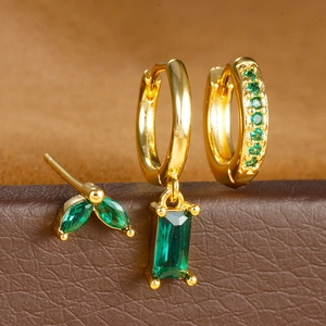 Set de pendientes de latón chapado en oro con circonitas verde esmeralda geométricas