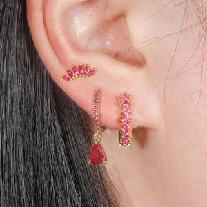 Lot de trois boucles d'oreilles en cristal rose avec gouttes et clous dorés géométriques