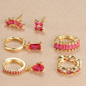 Macro de boucles d'oreilles S925 dorées avec zircons rose rouge sur soie champagne