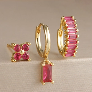 Vue détaillée de boucles d'oreilles plaquées or avec gemmes rouges carrées et florales