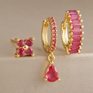 Détails des boucles d'oreilles de luxe géométriques en cristal rouge rose et or
