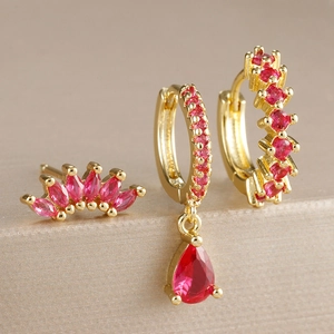 Parure de trois boucles d'oreilles dorées avec pierres précieuses rouge rose