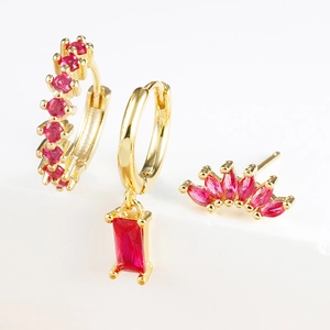 Ensemble de trois boucles d'oreilles dorées avec gouttes de cristal rose rouge