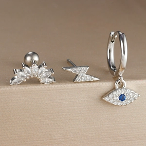 Vista macro detallada del juego de 3 pendientes Evil Eye en plata con circonitas azul y blanco