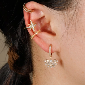 Conjunto de pendientes dorados elegantes con colgante de estrella y ear cuffs con cristales