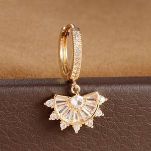 Elegantes pendientes de aro dorados en forma de abanico con circonitas radiales