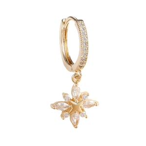 Elegantes pendientes de estrella chapados en oro con incrustaciones de circón blanco