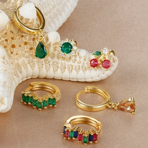 Vergoldetes Ohrring-Set mit bunten Zirkonia-Tropfen und Kirschmotiven auf Samtstoff