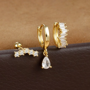 Detaillierte Nahaufnahme des dreiteiligen goldenen Tropfenohrring-Sets mit Zirkon-Steinen