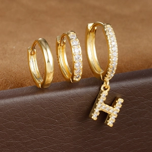 Detail van de gouden 26-letter H oorbellen set met zirkonia stenen en S925 zilveren stempel