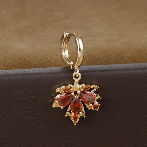 Detailaufnahme der S925-Punze am goldenen Ahornblatt-Ohrring mit orangen Zirkonia