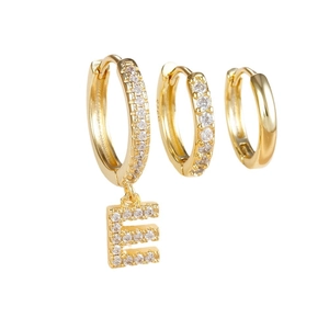 Driedelige gouden oorbellenset met letter E-hanger en met zirkonia ingelegde ronde ringen