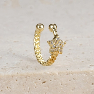 Nahaufnahme goldene Ohrmanschette Stern mit Zirkonia-Inlay und gedrehter Textur