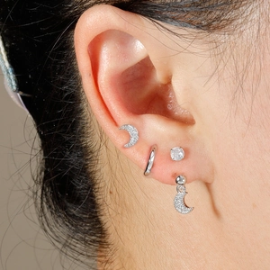 Dettaglio del set di 4 orecchini in argento con mezzaluna e borchie in zircone