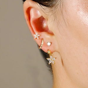 Set di orecchini dorati con fiori in zircone e cerchio minimalista da donna