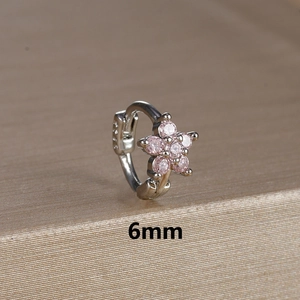 Λεπτομέρεια ασημένιου ear cuff 6mm με λουλούδια από ροζ ζιργκόν και μικροκρύσταλλα