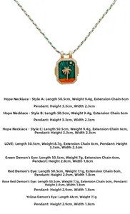 Détail d'un collier tarot en émail avec pendentif palmier orné de cristaux scintillants