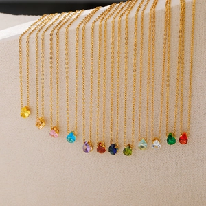 Détail de pendentifs gouttes en pierres de naissance avec chaînes plaquées or 18K