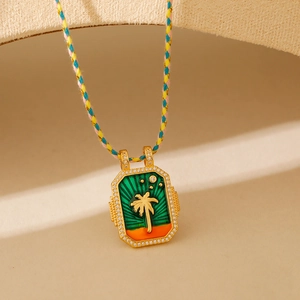 Détail du collier tarot avec pendentif palmier doré et cordon tressé coloré